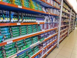 jombang, java oriental, indonesia, 2022 - filas de pasta de dientes de varias marcas famosas en indonesia y halal en supermercados en indonesia. retrato de exhibición de productos dentales en un centro comercial. foto