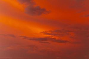 nube dramática al atardecer foto