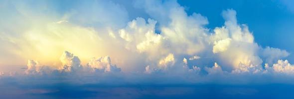 panorama de color vibrante dramático con nube de amanecer foto