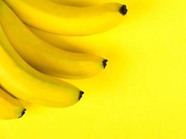racimo de plátanos sobre un fondo amarillo, imagen monocromática foto