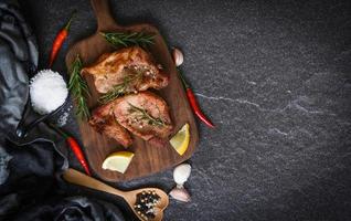 Carne de cerdo a la parrilla con salsa y hierbas y especias cocinar comida asiática tailandesa Romero cerdo en una tabla de cortar foto