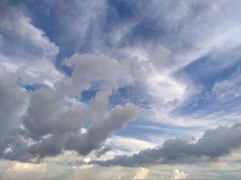 Hermosa nube blanca sobre fondo de naturaleza de cielo azul foto