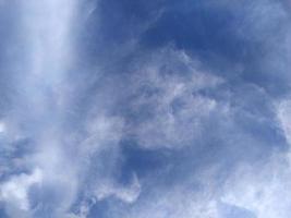 Hermosa nube blanca sobre fondo de naturaleza de cielo azul foto