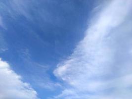 Hermosa nube blanca sobre fondo de naturaleza de cielo azul foto