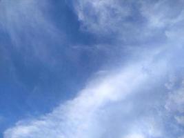 Hermosa nube blanca sobre fondo de naturaleza de cielo azul foto