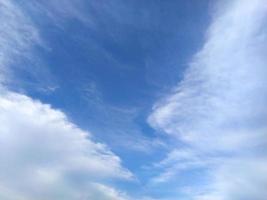 Hermosa nube blanca sobre fondo de naturaleza de cielo azul foto