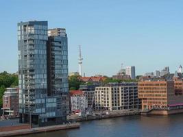 hamburgo, alemania, 2022-el puerto de hamburgo y el río elba foto