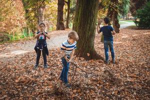 grupo de niños jugando en la naturaleza en el día de otoño. foto