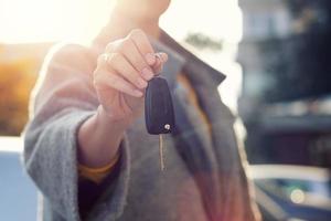 mujer con llave de coche nueva. foto