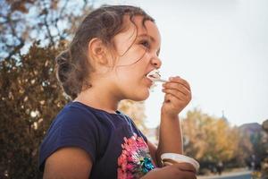 niña comiendo helado al aire libre. foto