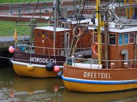 Greetsiel, Alemania, 2020: el pueblo de Greetsiel en el mar del Norte en Alemania foto