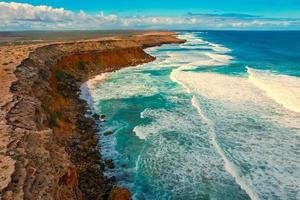 gran bahía australiana, acantilados de venus bay, sa. océano salvaje en un lado golpea los acantilados, con la bahía virgen protegida en el otro lado. foto