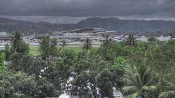 phuket, tailândia, 2 de dezembro de 2016 - airbus 320 silkair se aproximando e pousando na pista molhada do aeroporto de phuket. tempo chuvoso, filmagem hdr video