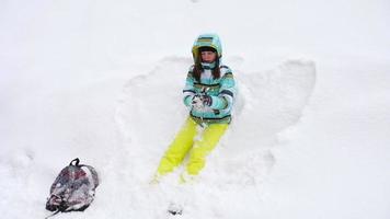 Mutter mit einer dreijährigen Tochter spielt Schneebälle im Winterwald video