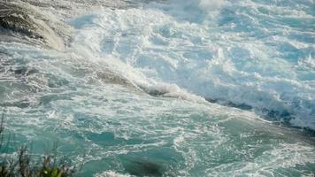 turkosa vågor rullade på klipporna, stranden på ön koh miang, similanöarna, slow motion video