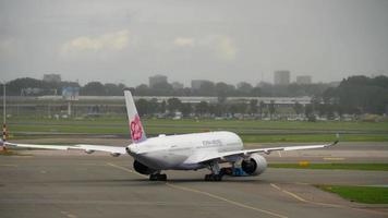 Amsterdã, Países Baixos, 29 de julho de 2017 - China Airlines Airbus A350 B 18907 rebocando antes da partida, Aeroporto de Shiphol, Amsterdã, Holanda video