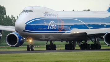 amsterdam, países bajos 25 de julio de 2017 - airbridgecargo boeing 747 vq bfe comienza a acelerar antes de la salida en polderbaan 36l, aeropuerto shiphol, amsterdam, holanda video