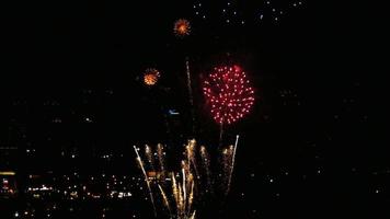 fogos de artifício piscando no céu noturno. video