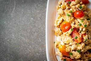 stir-fried tomatoes with egg on plate photo
