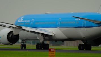 amsterdam, de nederländerna juli 25, 2017 - klm boeing 787 dreamliner ph bhi accelerera innan avresa på bana 36l polderbaan. shiphol flygplats, amsterdam, holland video