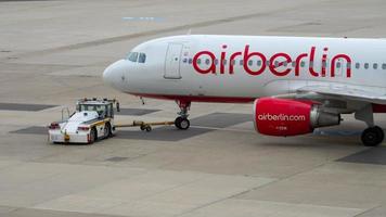 dusseldorf, alemanha, 23 de julho de 2017 - airberlin airbus a320 d abdy rebocando antes da partida. aeroporto de Düsseldorf video