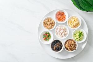 miang kham - un aperitivo de envoltura de hojas reales foto