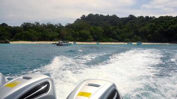 vue arrière depuis le départ en hors-bord des îles Similan video