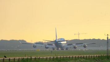 amsterdam, niederlande 25. juli 2017 - klm boeing 747 ph bfb nähert sich vor der landung auf der piste 06 kaagbaan bei sonnenaufgang. flughafen shiphol, amsterdam, holland video