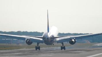 avión acercándose y aterrizando temprano en la mañana. Frankfurt, Alemania video