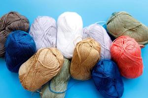 madejas de hilo de lana y agujas de tejer