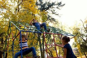 debajo de la vista de los niños divirtiéndose en el patio de recreo del parque. foto