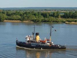 hamburgo, alemania, 2022-el puerto de hamburgo y el río elba foto