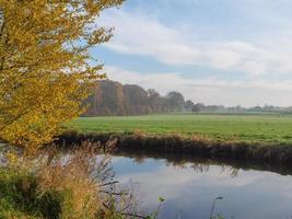 tiempo de otoño en el río foto