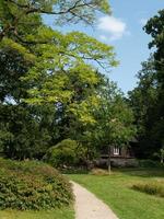 horario de verano en un parque en el norte de alemania foto