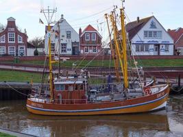 Greetsiel, Alemania, 2020: el pueblo de Greetsiel en el mar del Norte en Alemania foto