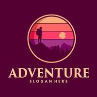 diseño de logotipo de montaña de hombre de aventura vector