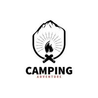 campamento en la plantilla de vector de diseño de logotipo de montaje