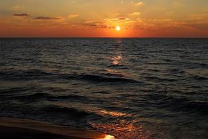 el sol se pone por debajo del horizonte en el mar mediterráneo en el norte de israel. foto