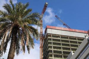 tel aviv israel 2 de febrero de 2020. el trabajo de los trabajadores de gran altura en las paredes de un rascacielos. foto