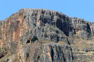 rocas y acantilados en las montañas del norte de israel. foto