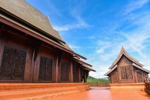 templo hermoso tallado en madera con cielo azul templo tailandia foto