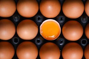 huevos de gallina de productos agrícolas naturales en caja concepto de alimentación saludable - yema de huevo fresca rota foto