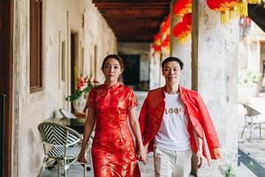 feliz joven pareja asiática en vestidos tradicionales chinos foto