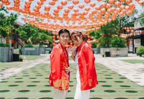 feliz joven pareja asiática en vestidos tradicionales chinos foto