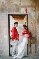 feliz joven pareja asiática en vestidos tradicionales chinos foto