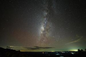 galaxia vía láctea con estrellas y polvo espacial en el universo, fotografía de larga exposición, con grano. foto