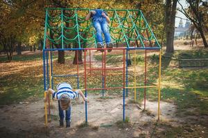 dos niños divirtiéndose en el patio de recreo del parque. foto