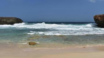 hermosas aguas claras de la pequeña aruba en la parte trasera de la isla foto