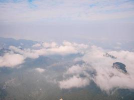 hermosa vista de la montaña tianmen con cielo despejado en la ciudad china de zhangjiajie.montaña tianmen el destino turístico de la ciudad china de hunan zhangjiajie foto