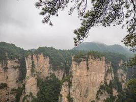 hermosa montaña de yuanjiajie o montaña avartar en el parque forestal nacional de zhangjiajie en el distrito de wulingyuan ciudad de zhangjiajie china foto